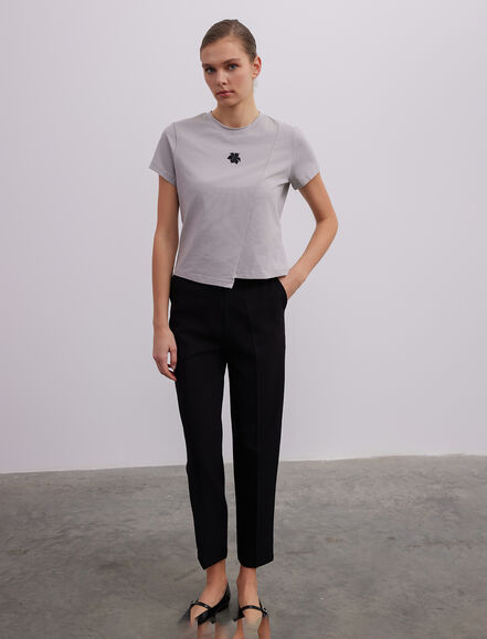 BGN WORKSHOP - Önünde Nakış Detaylı Asimetrik Pamuk Tişört BGN WORKSHOP - Önünde Nakış Detaylı Asimetrik Pamuk Tişört