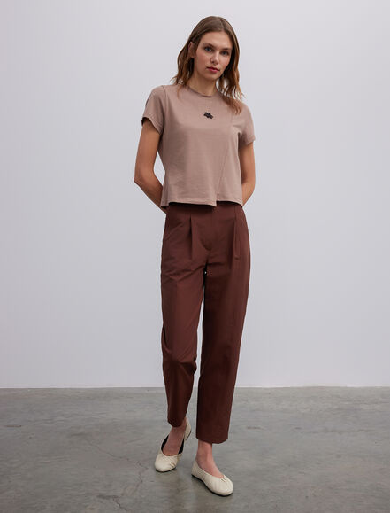 BGN WORKSHOP - Önünde Nakış Detaylı Asimetrik Pamuk Tişört BGN WORKSHOP - Önünde Nakış Detaylı Asimetrik Pamuk Tişört