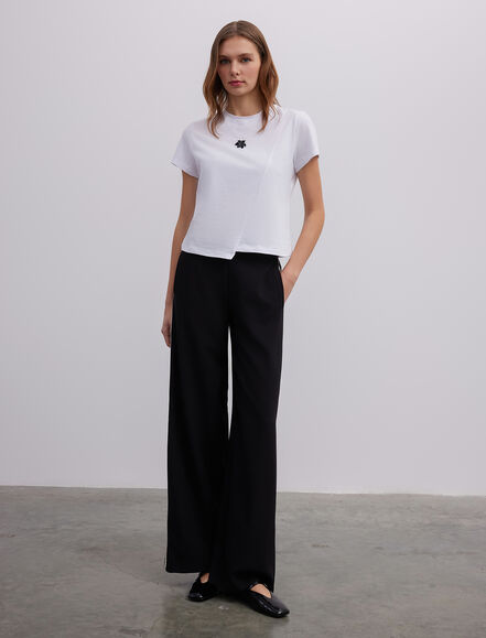 BGN WORKSHOP - Önünde Nakış Detaylı Asimetrik Pamuk Tişört